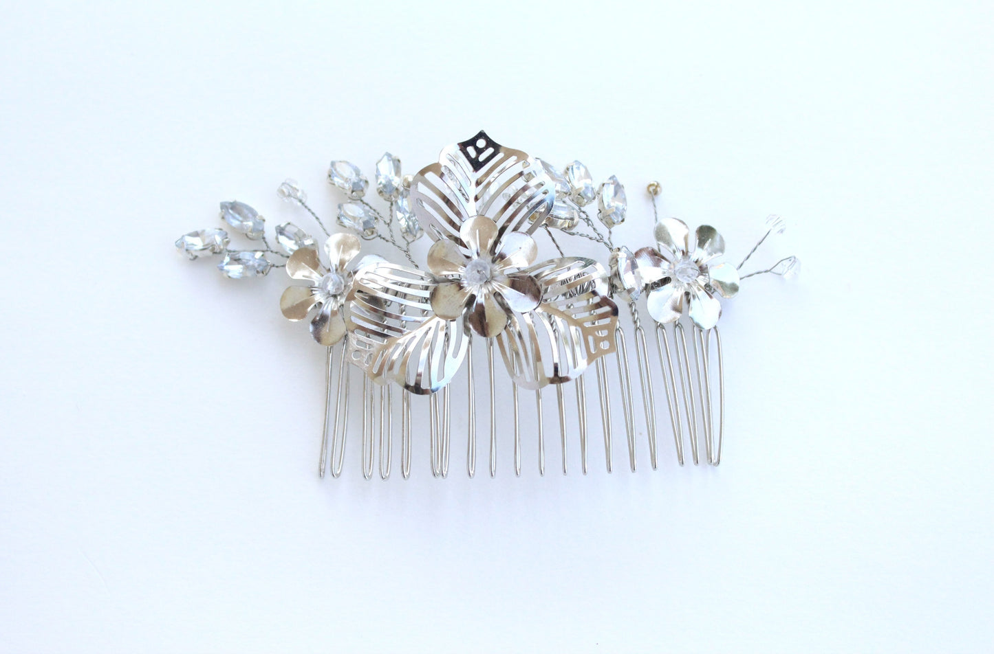 Barette Iris argentée Jude&Clo sur fond blanc