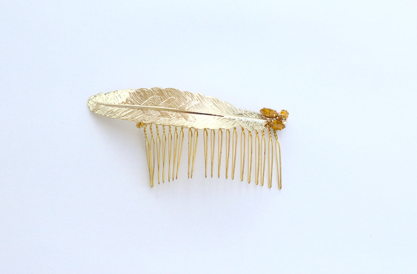 Barette plume sur fond blanc