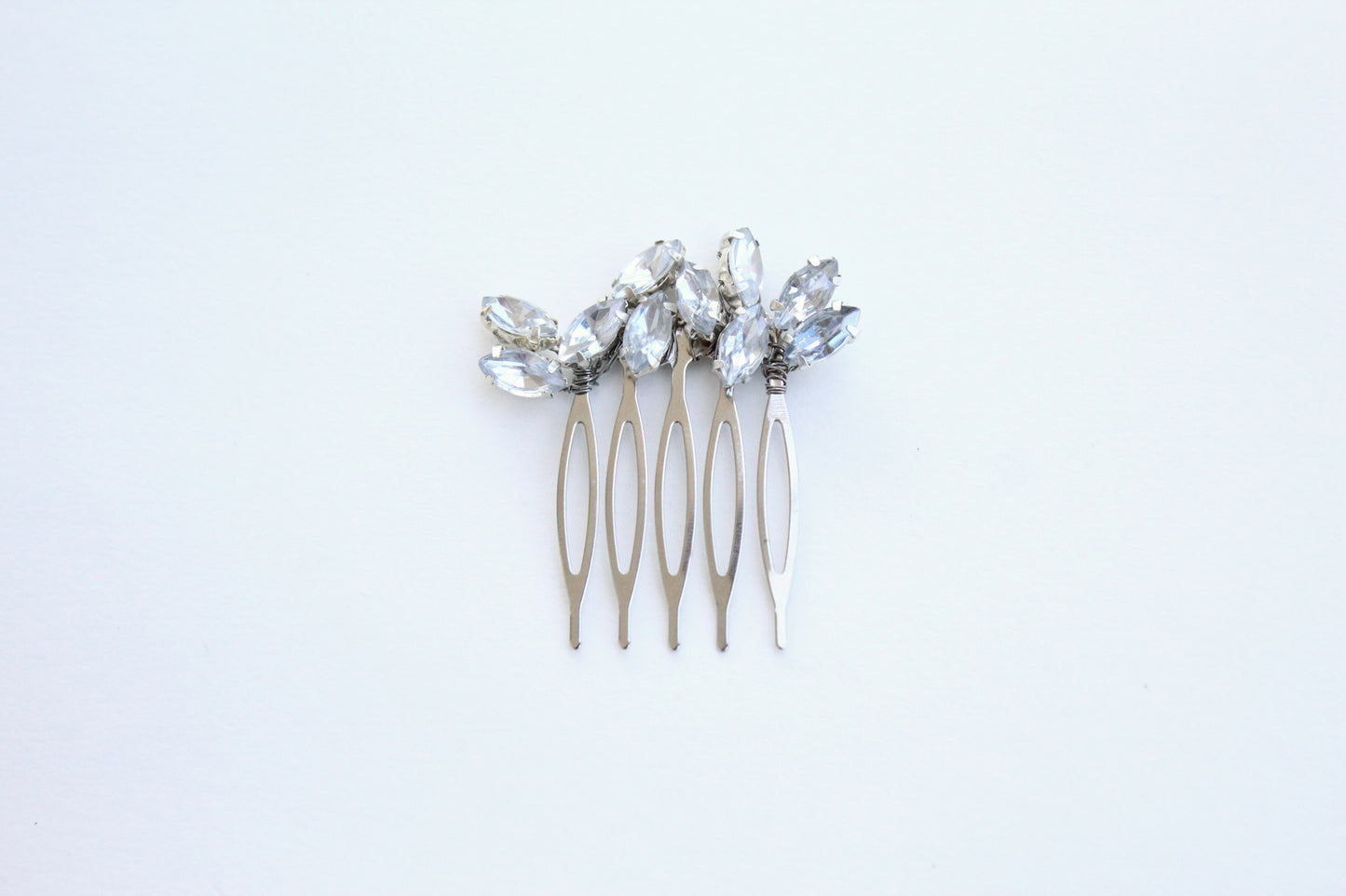 Barrette Alba M argenté sur fond blanc