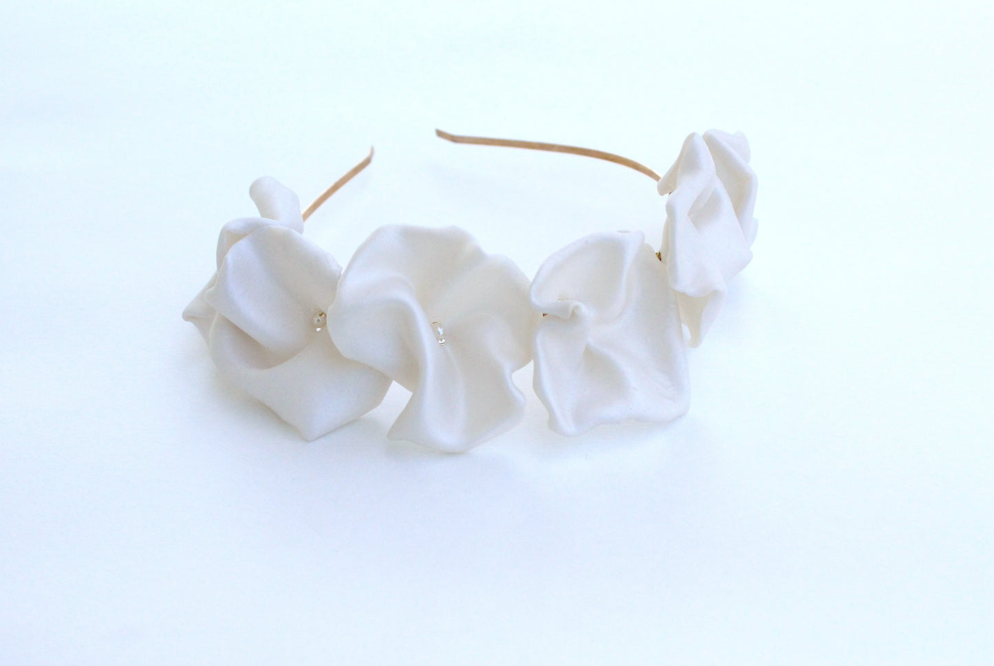 Couronne Celeste en fleurs blanches en porcelaine sur fond blanc