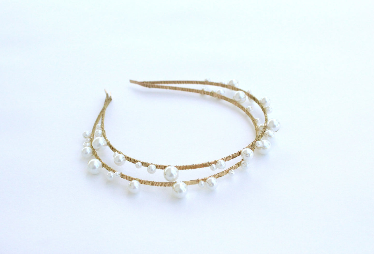 Couronne Elise en perles nacrée double sur fond blanc