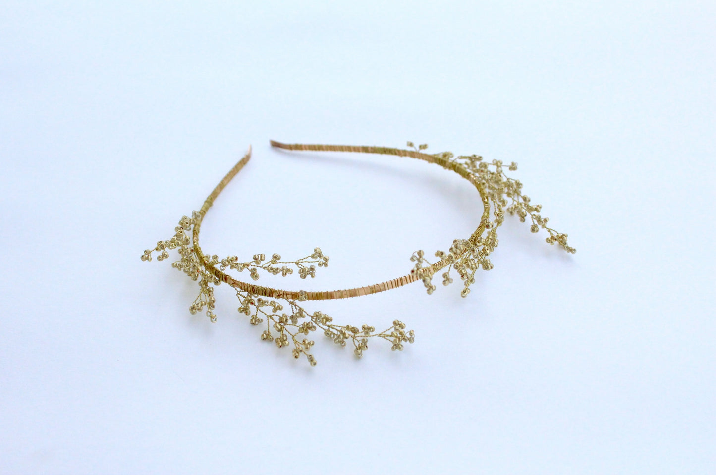 Couronne Luna en perles dorées sur fond blanc