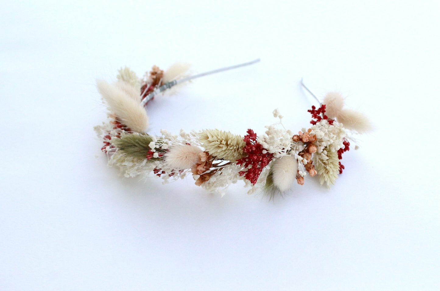 Couronne Maya en fleurs séchées terracotta sur fond blanc