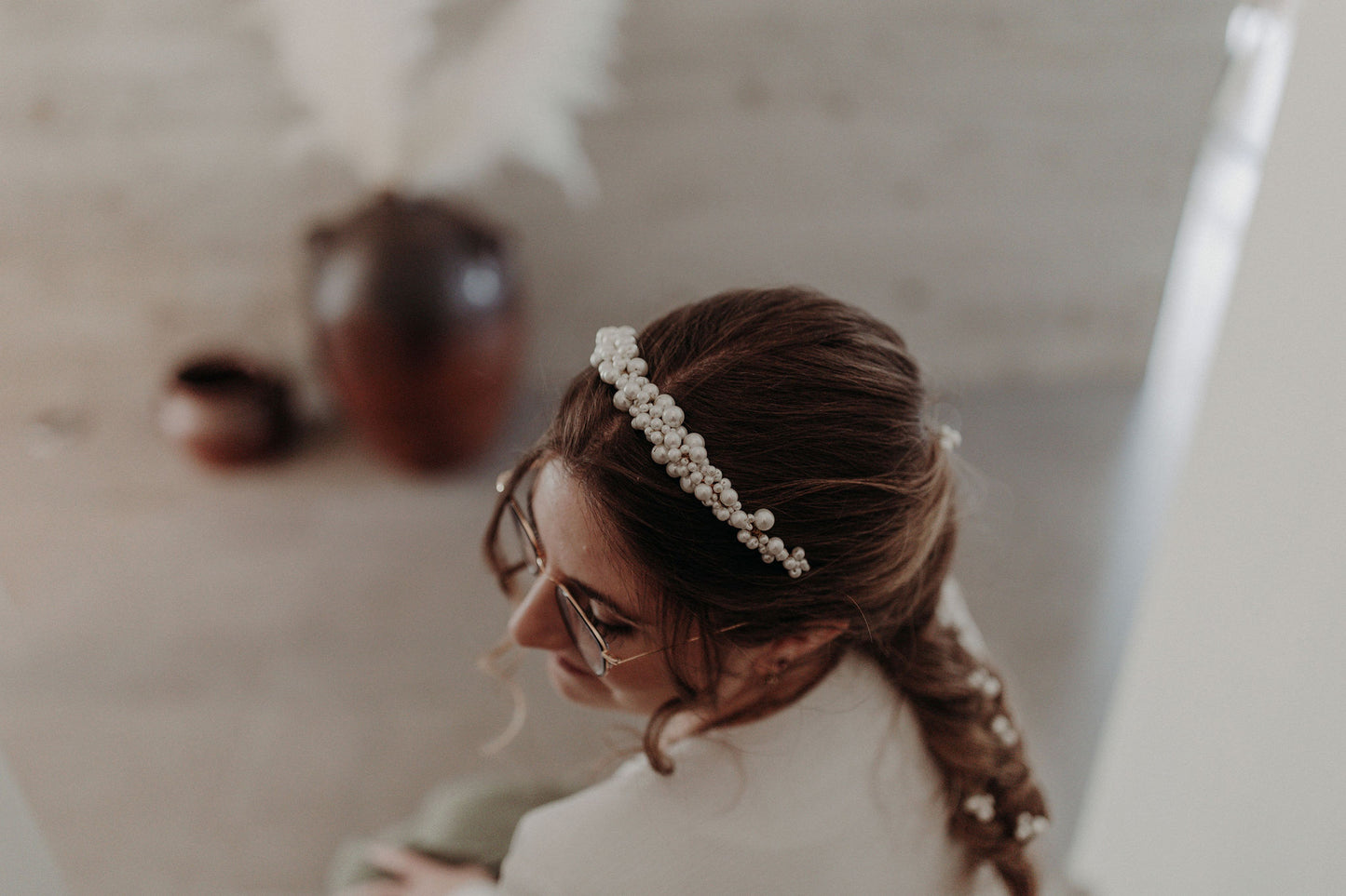Couronne Ophelia en perles nacrées sur cheveux bruns avec une tresse