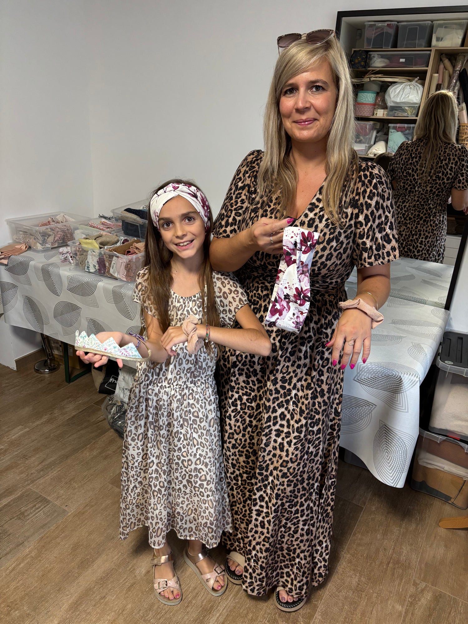 Mère et fille lors d'un atelier couture parent enfant avec leurs créations
