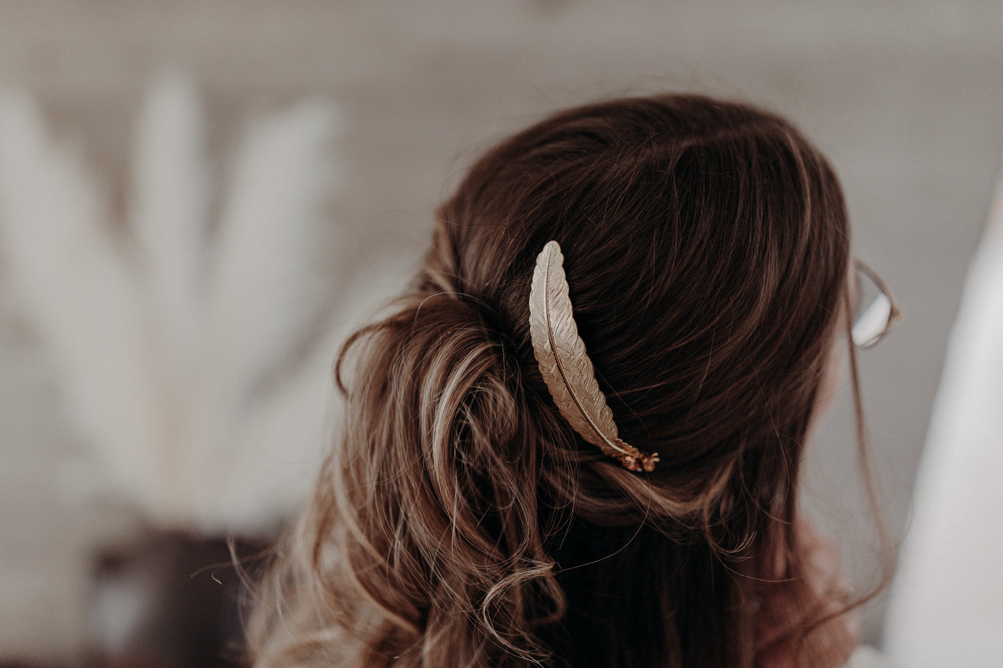Barette plume dans cheveux semi attaché