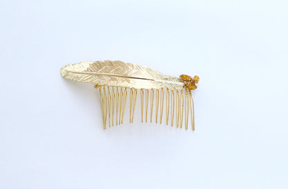 Barette plume sur fond blanc