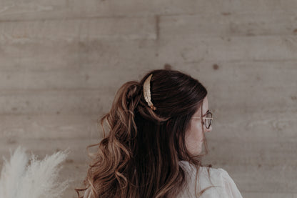 Barette plume dans chignon