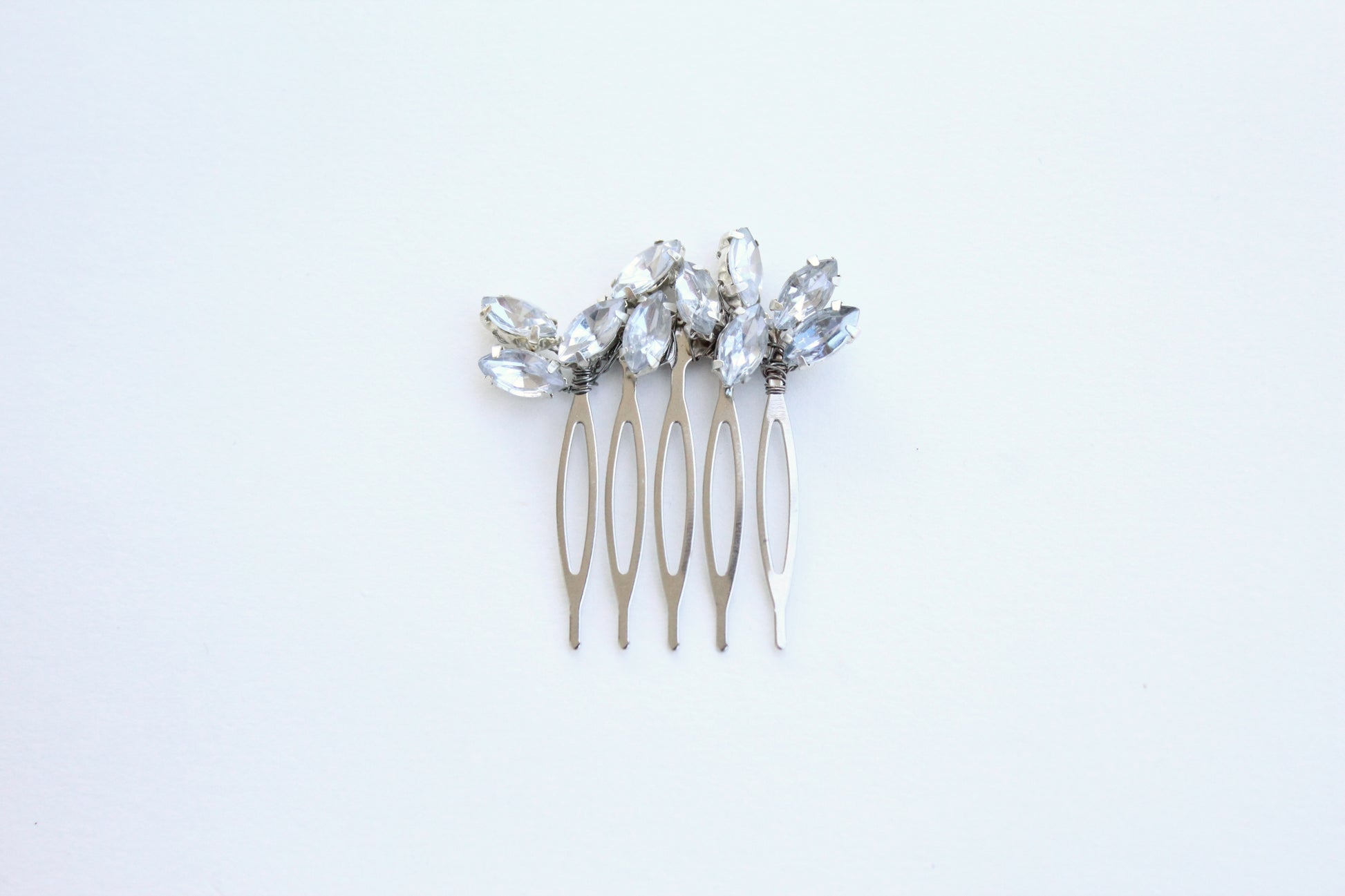 Barrette Alba M argenté sur fond blanc