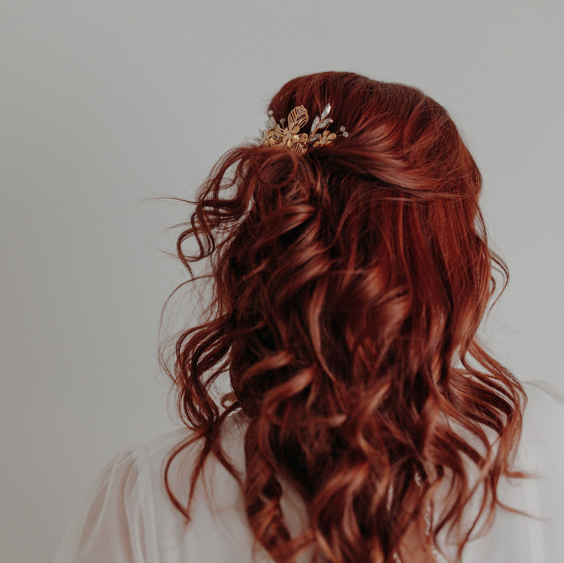 Barrette Iris dorée Jude&Clo dorée dans un chignon