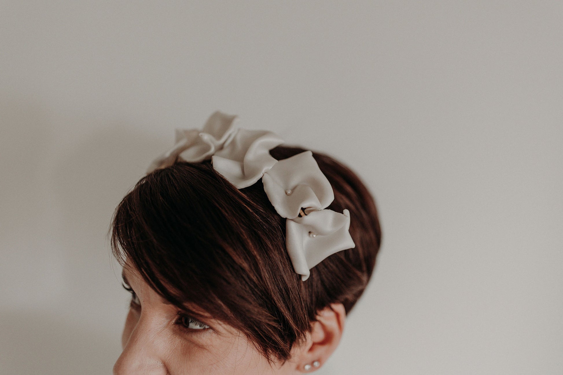 Couronne Celeste en fleurs blanches en porcelaine sur cheveux courts
