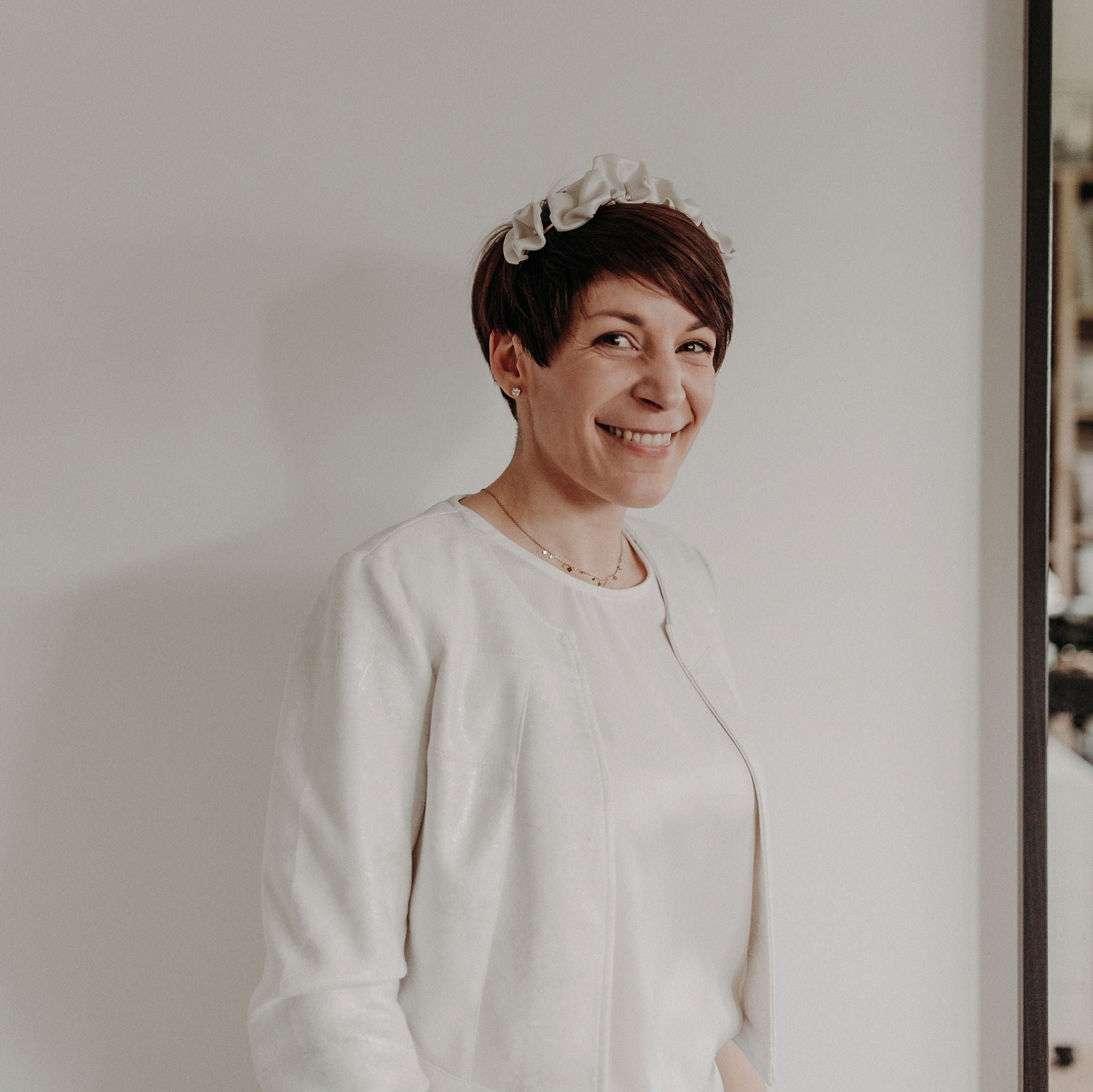 Couronne Celeste en fleurs blanches en porcelaine sur cheveux courts
