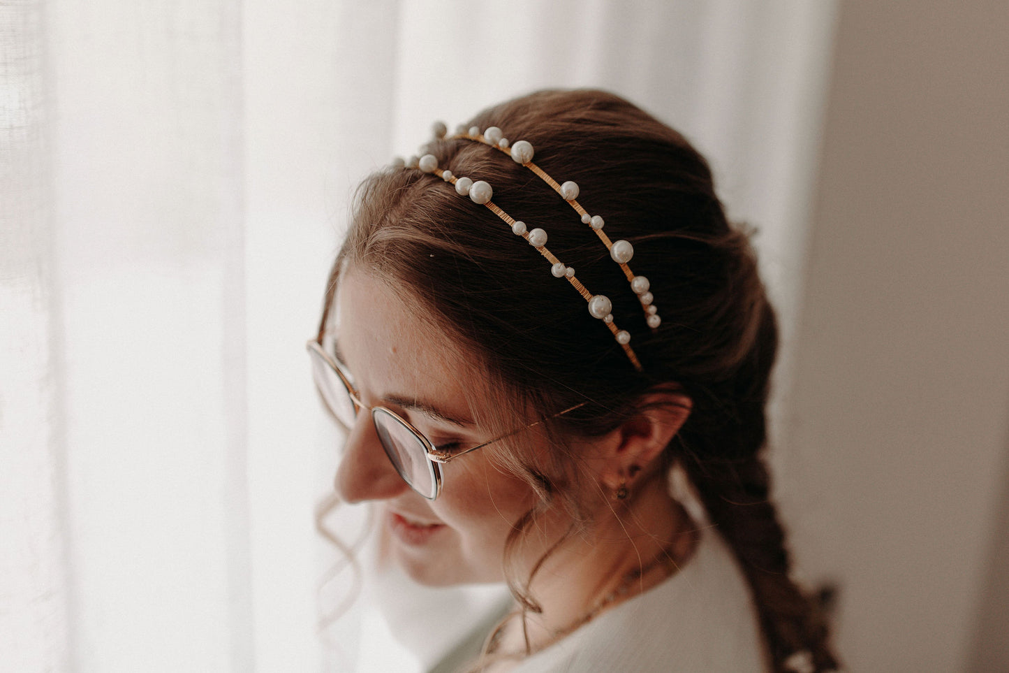 Couronne Elise en perles nacrée dans des cheveux bruns avec une tresse