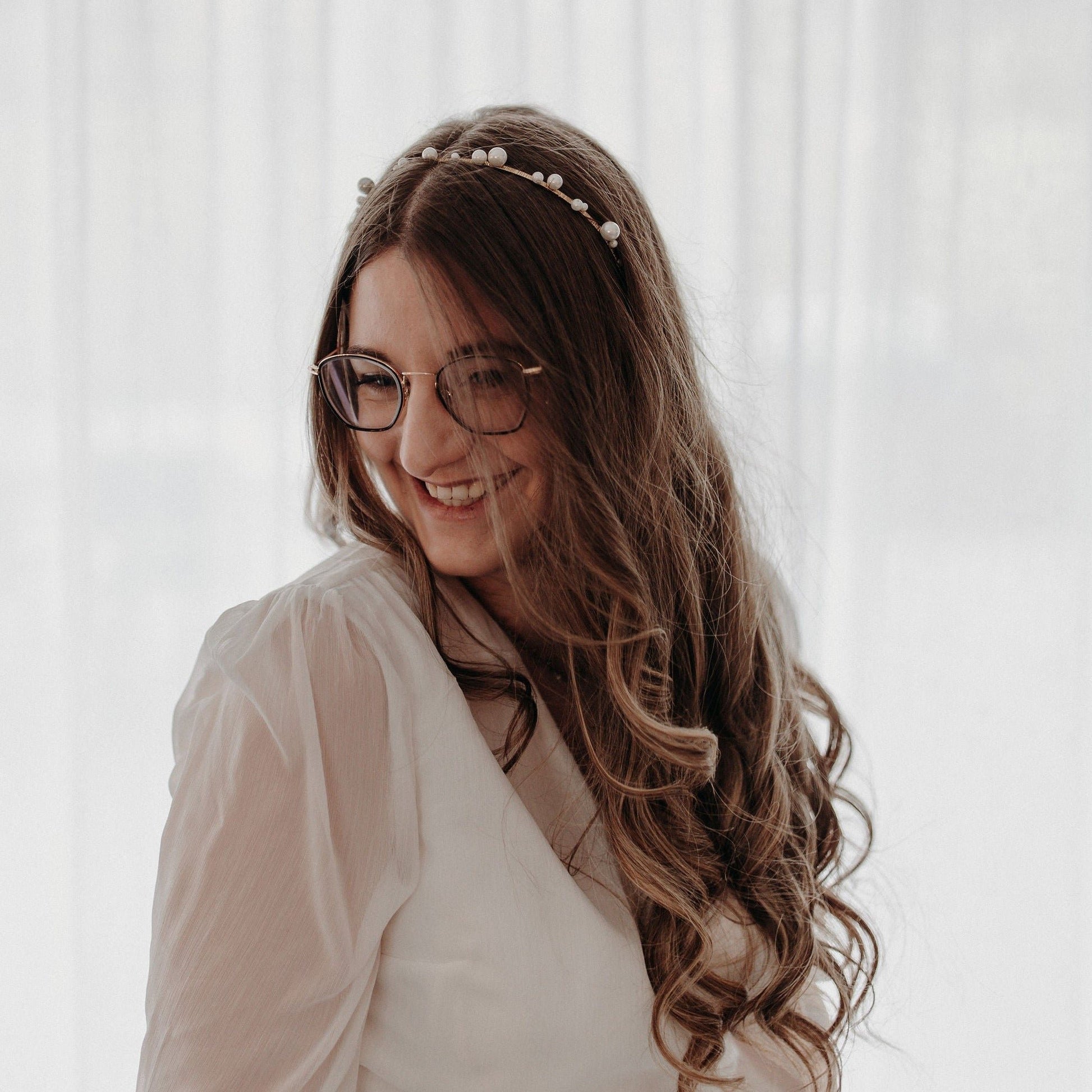 Couronne Elise en perles nacrée dans des cheveux bruns lachés et bouclés