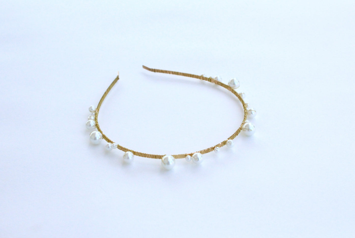 Couronne Elise en perles nacrée simple sur fond blanc