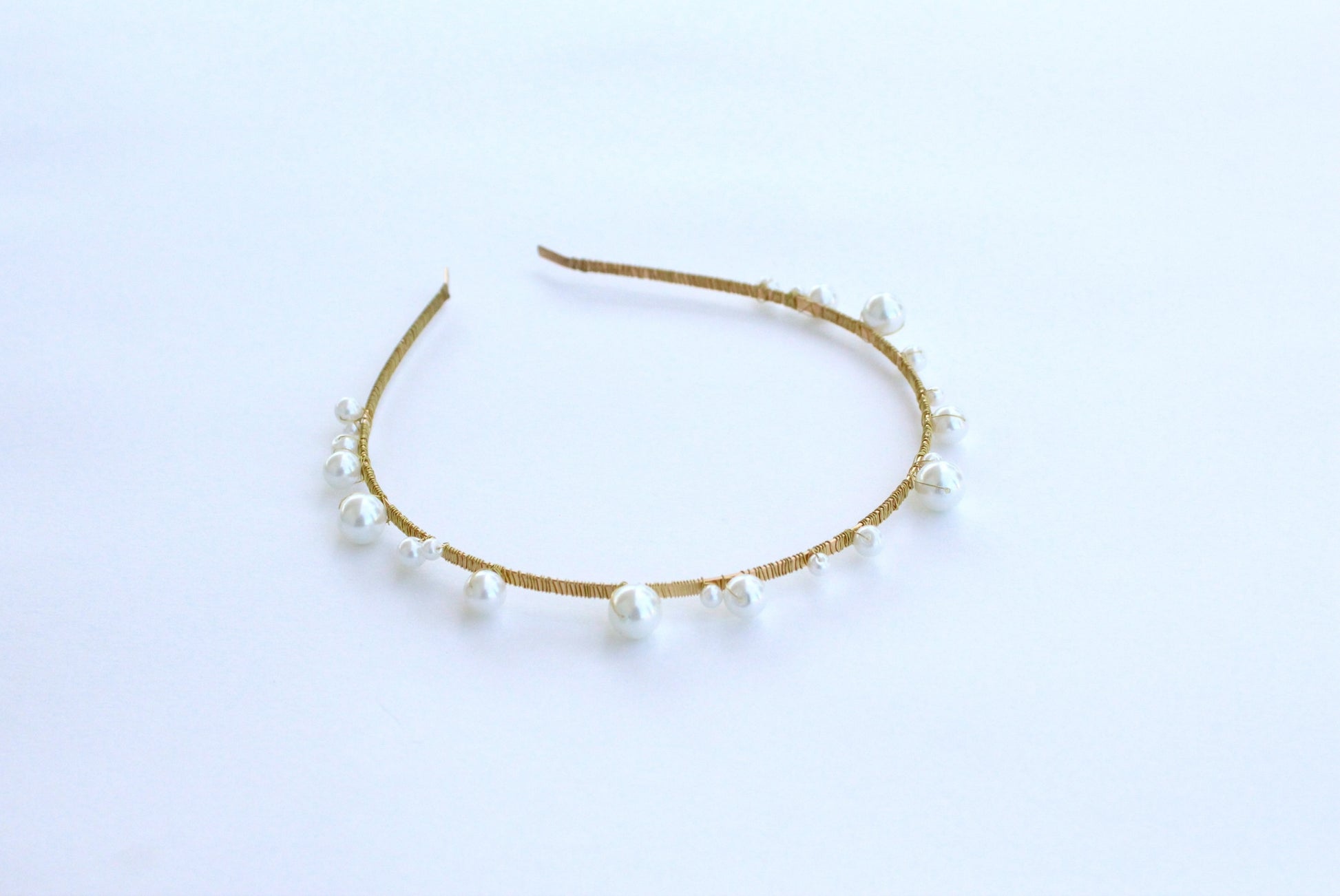 Couronne Elise en perles nacrée simple sur fond blanc