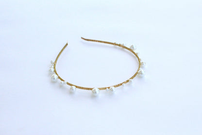 Couronne Elise en perles nacrée simple sur fond blanc
