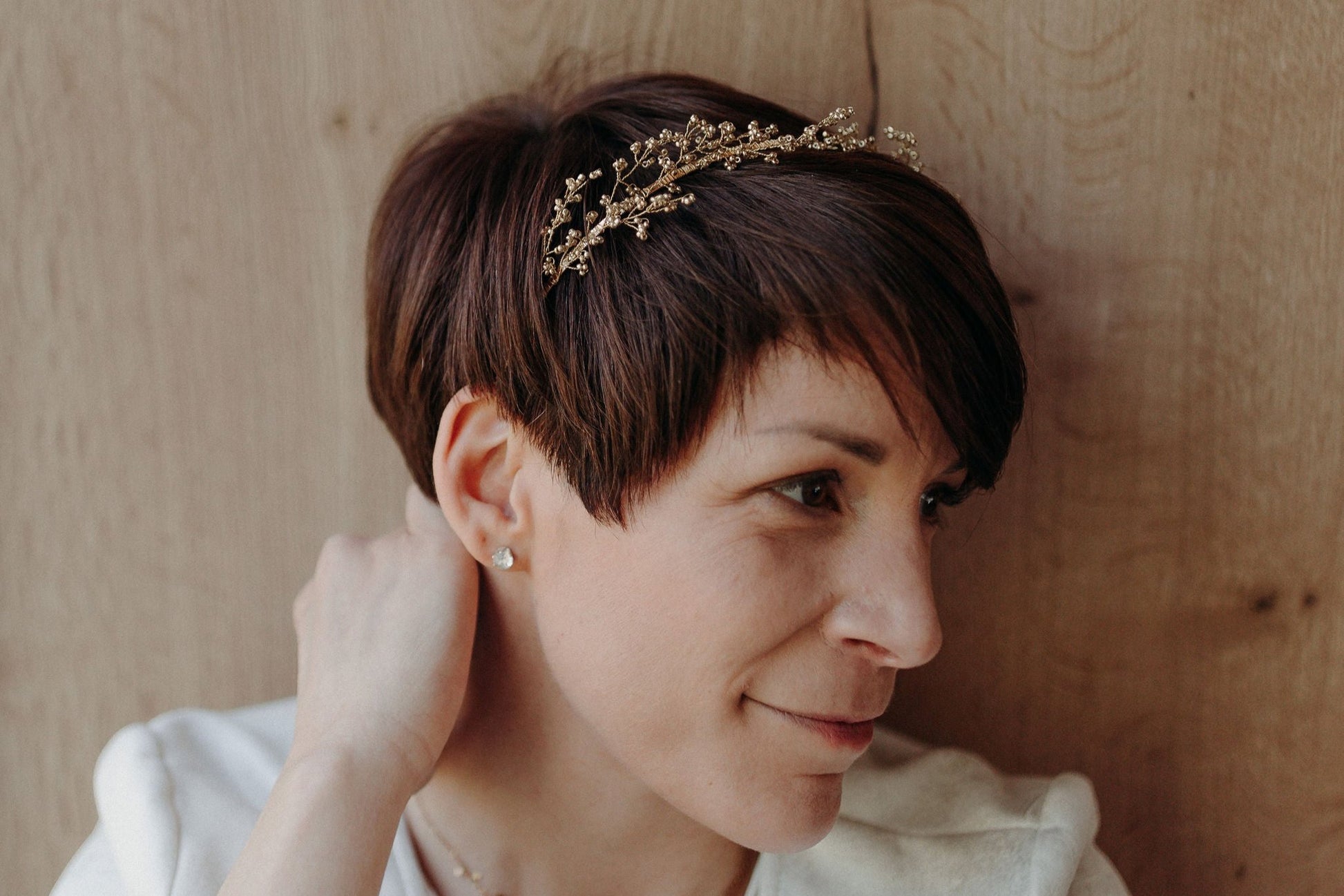 Couronne Luna en perles dorées sur cheveux courts