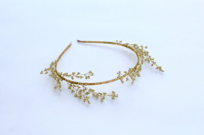 Couronne Luna en perles dorées sur fond blanc