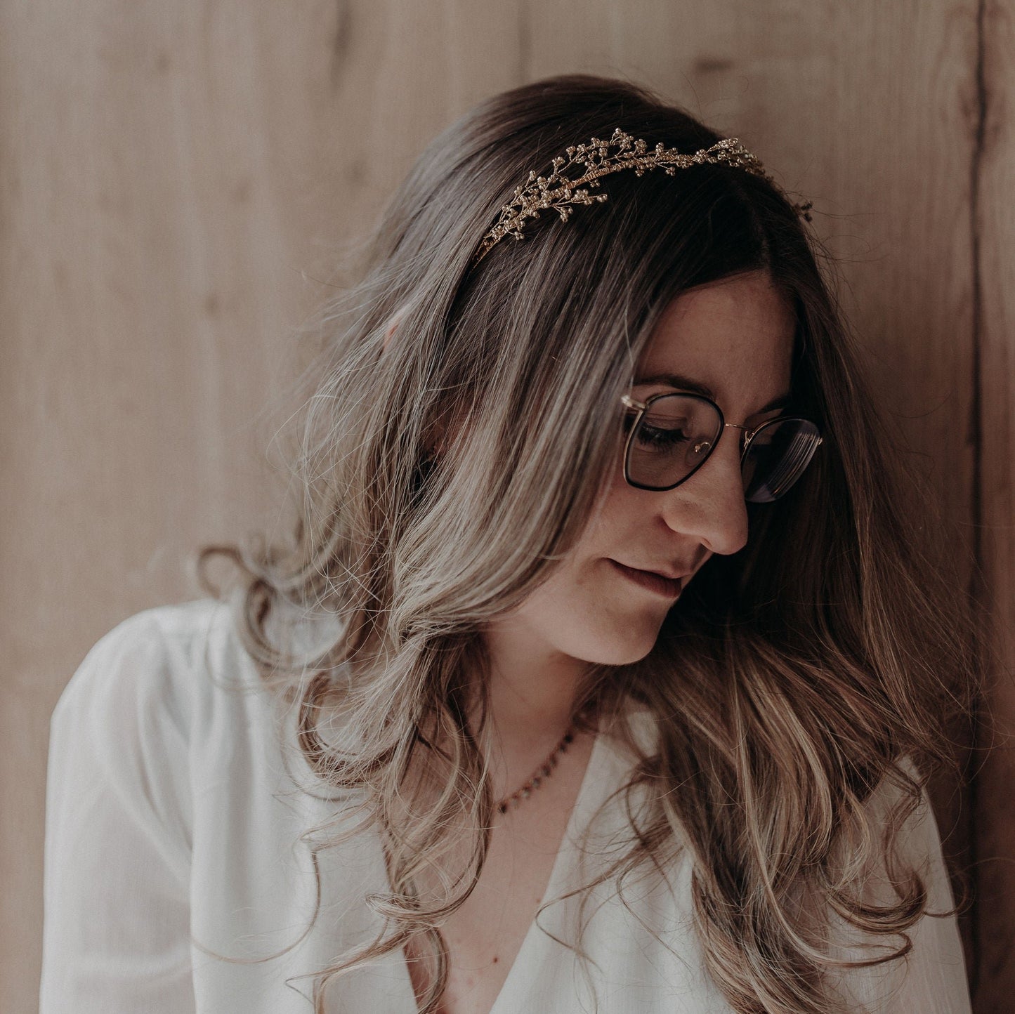 Couronne Luna en perles dorées sur cheveux lâchés bouclés