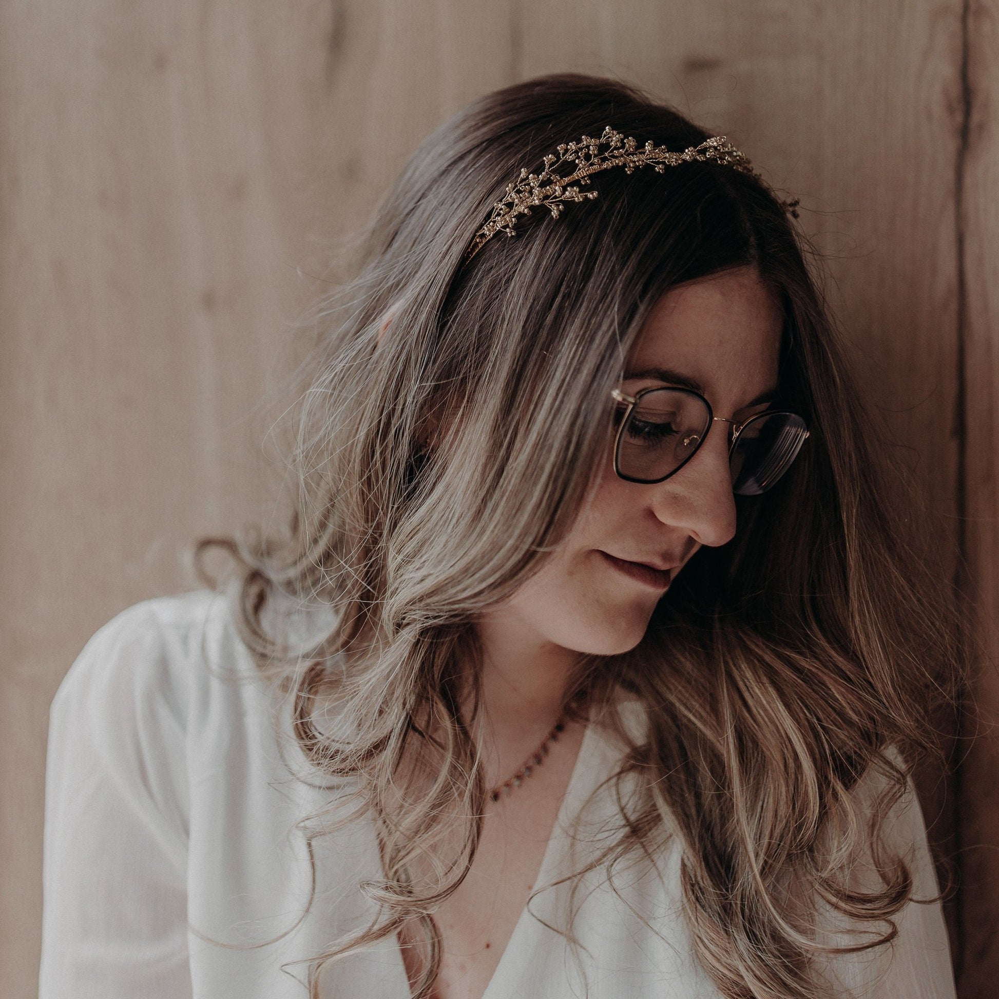 Couronne Luna en perles dorées sur cheveux lâchés bouclés