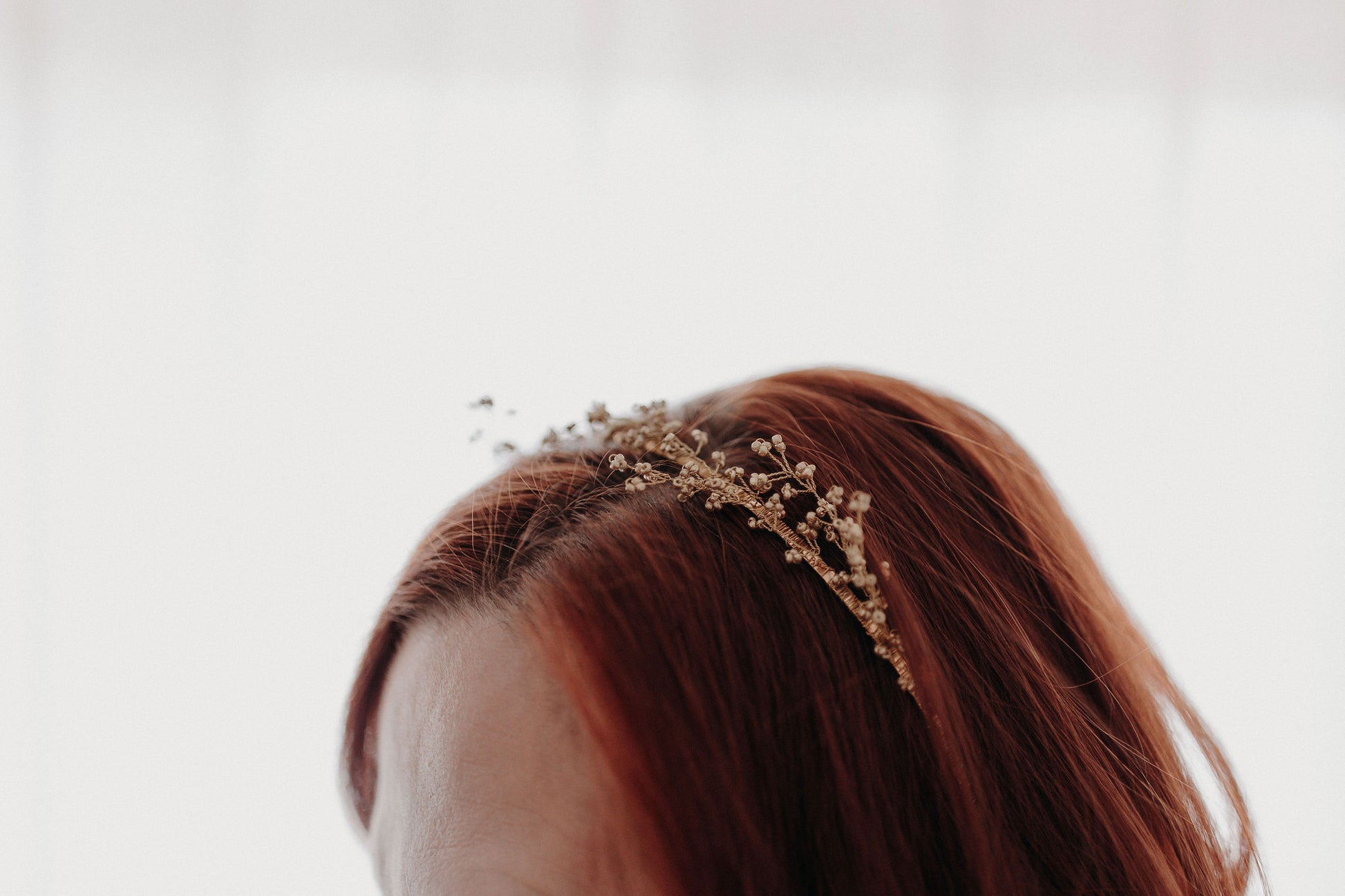 Couronne Luna en perles dorées sur cheveux lâchés bouclés