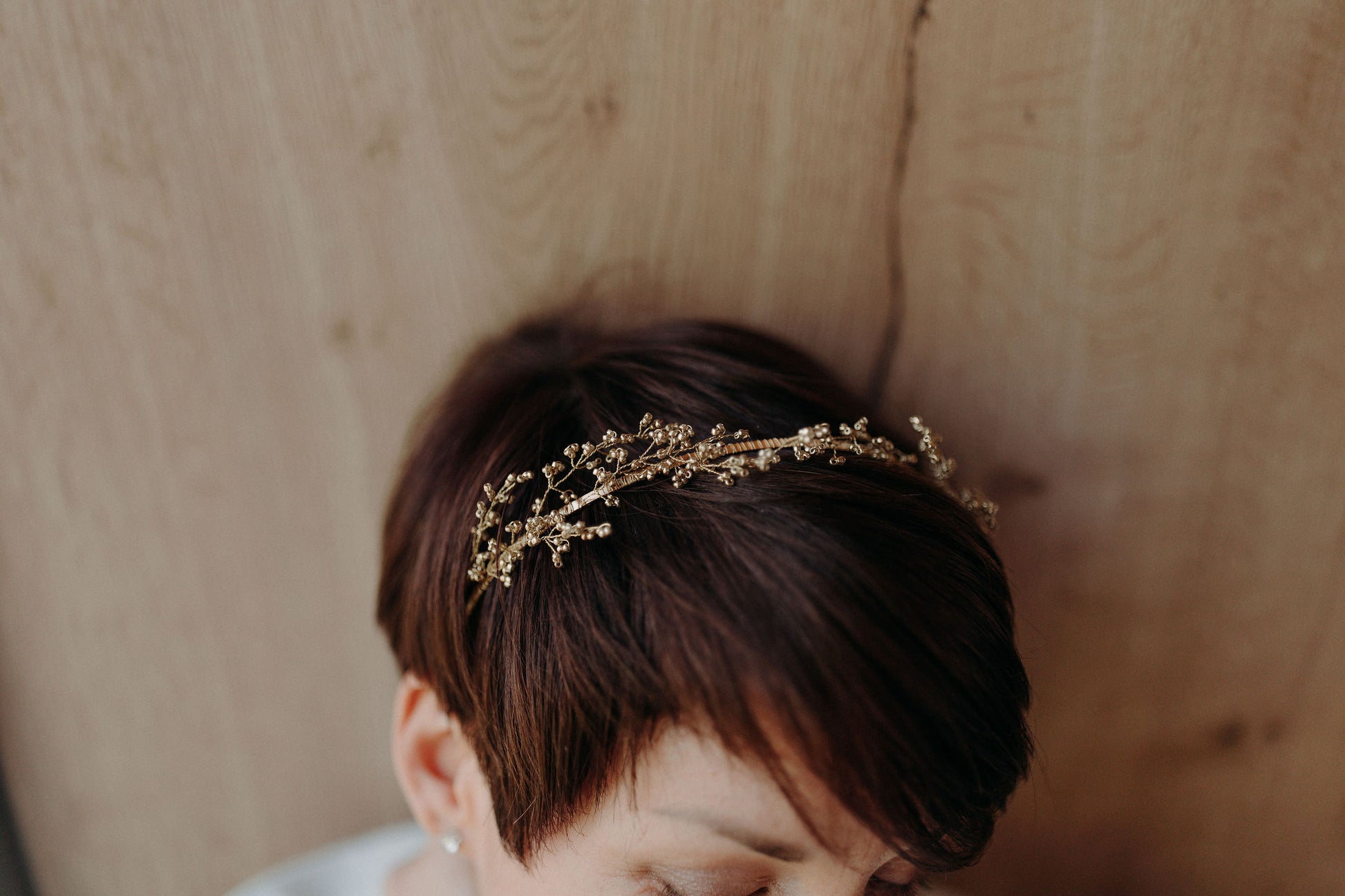 Couronne Luna en perles dorées sur cheveux courts