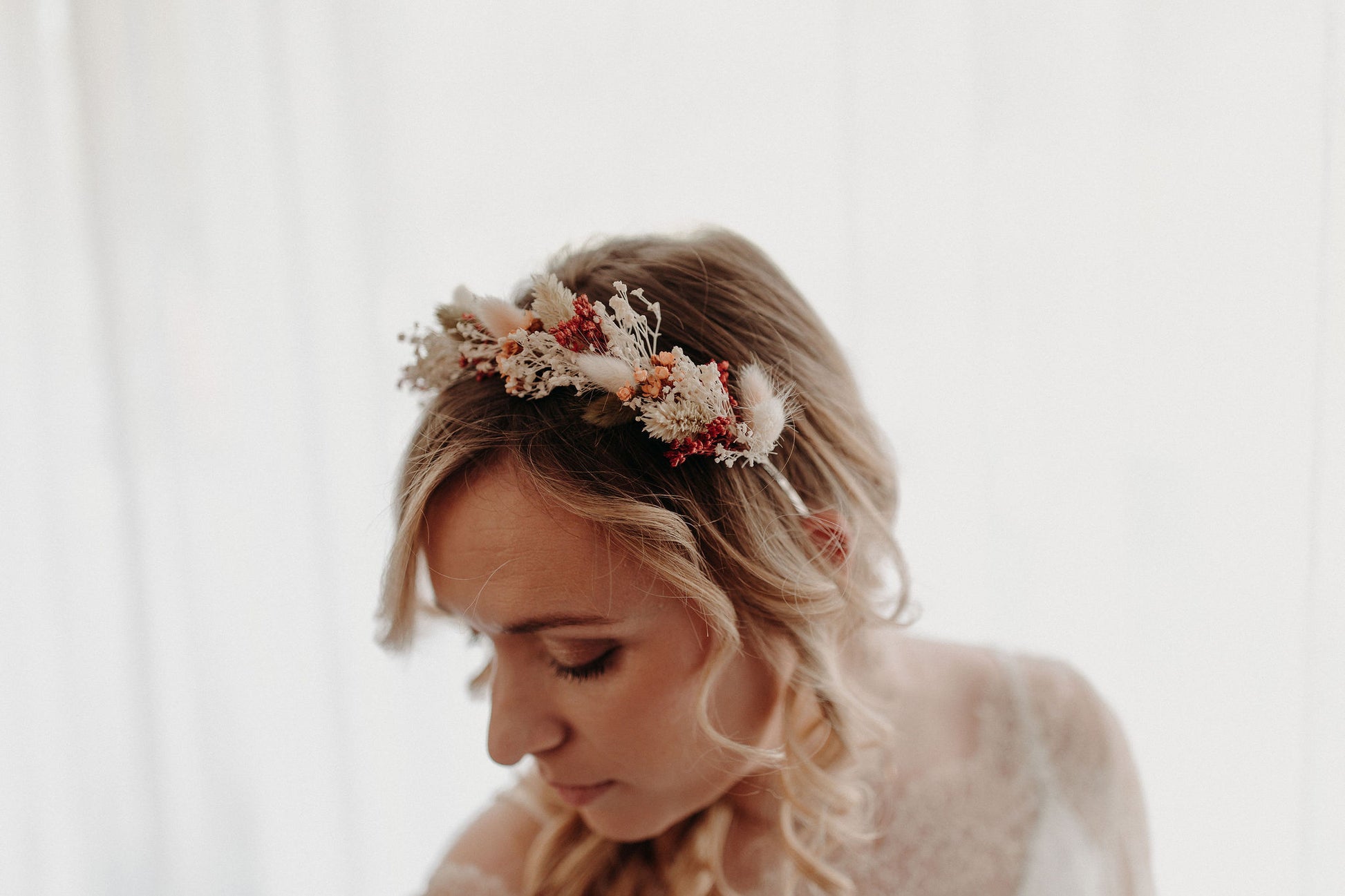 Couronne Maya en fleurs sechées terracotta sur cheveux bouclés