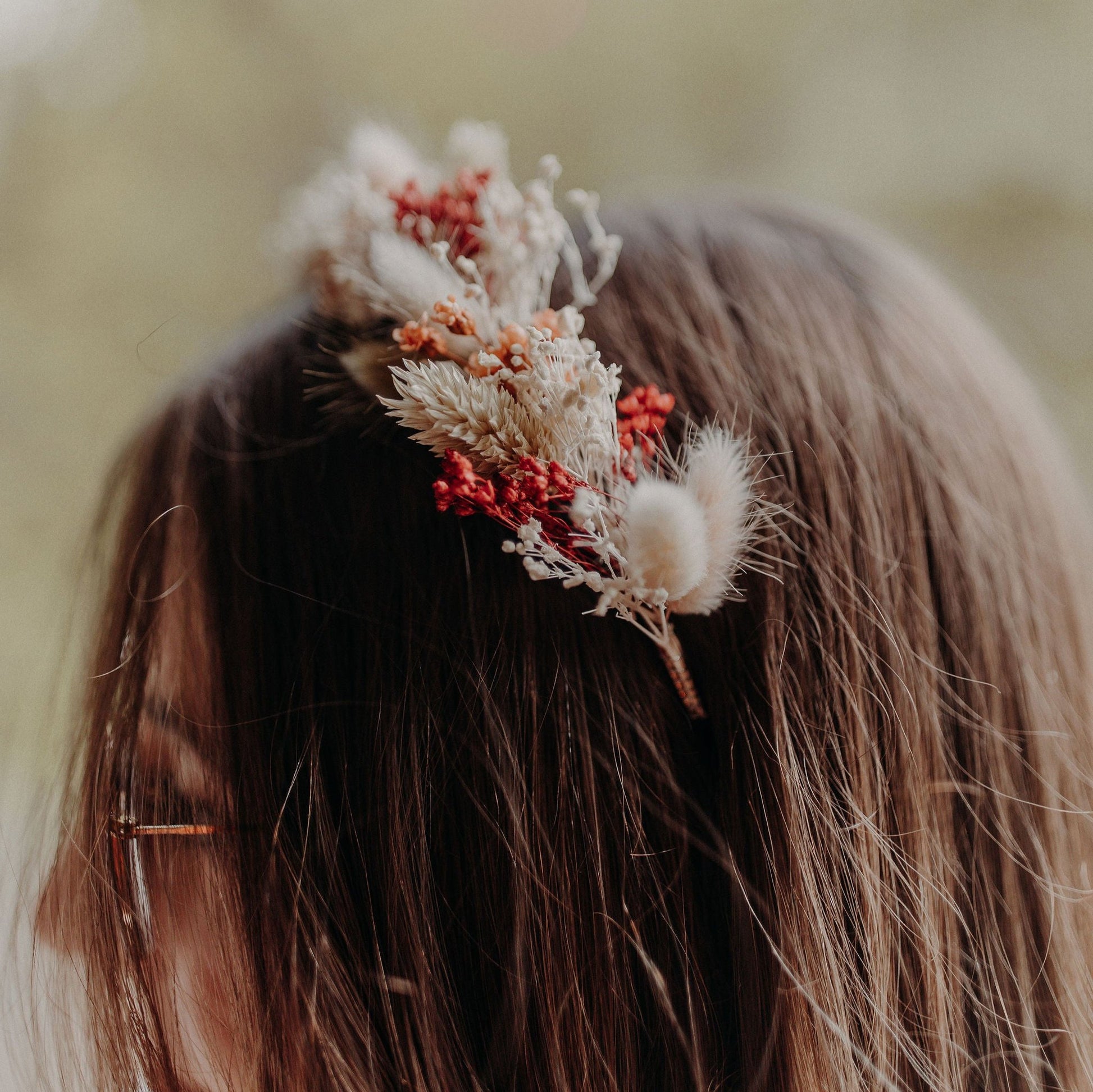 Couronne Maya en fleurs séchées terracotta sur cheveux bruns lâchés