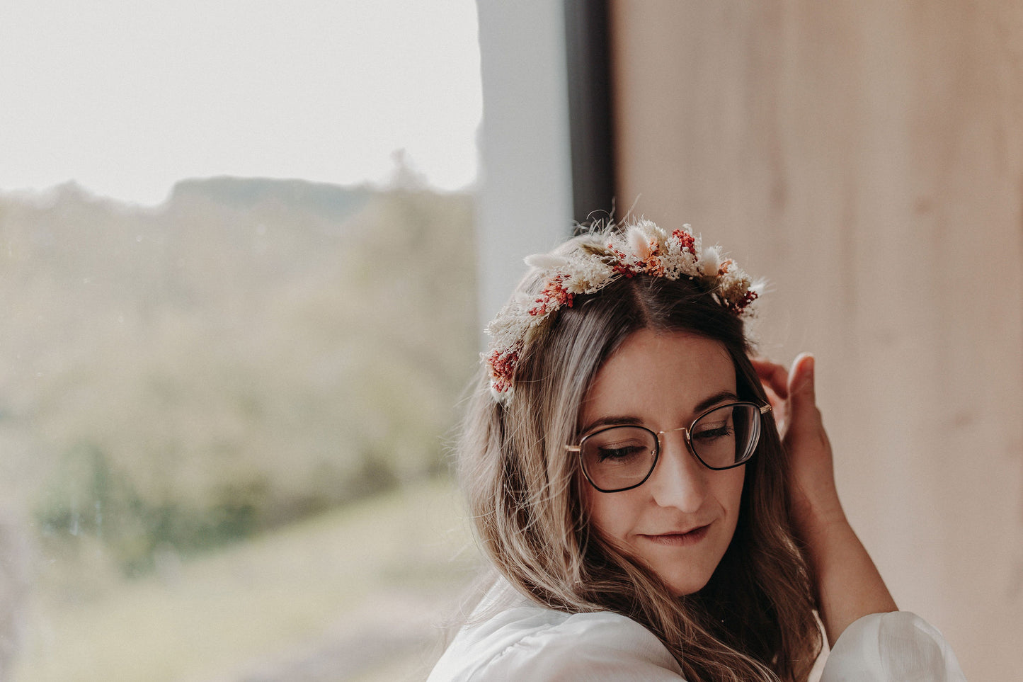 Couronne Maya en fleurs séchées terracotta sur cheveux bruns lâchés