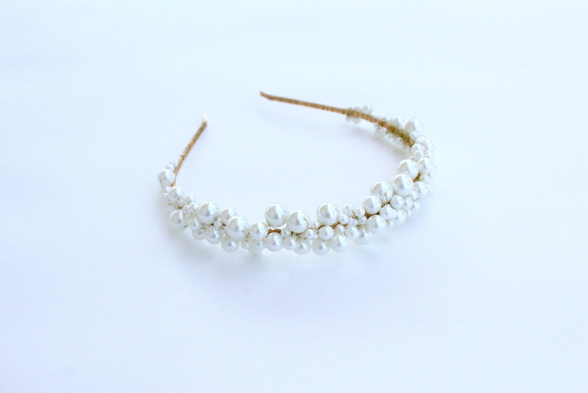 Couronne Ophelia en perles nacrées sur fond blanc