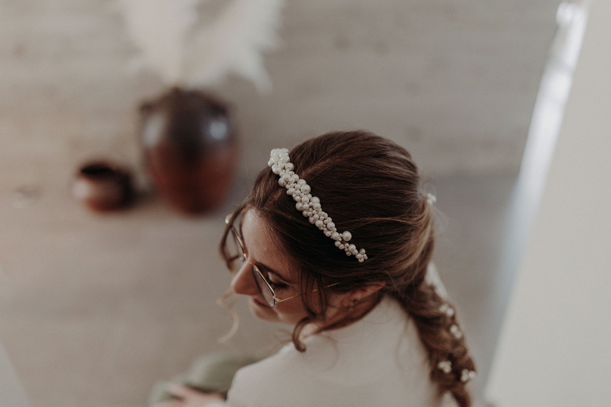 Couronne Ophelia en perles nacrées sur cheveux bruns avec une tresse