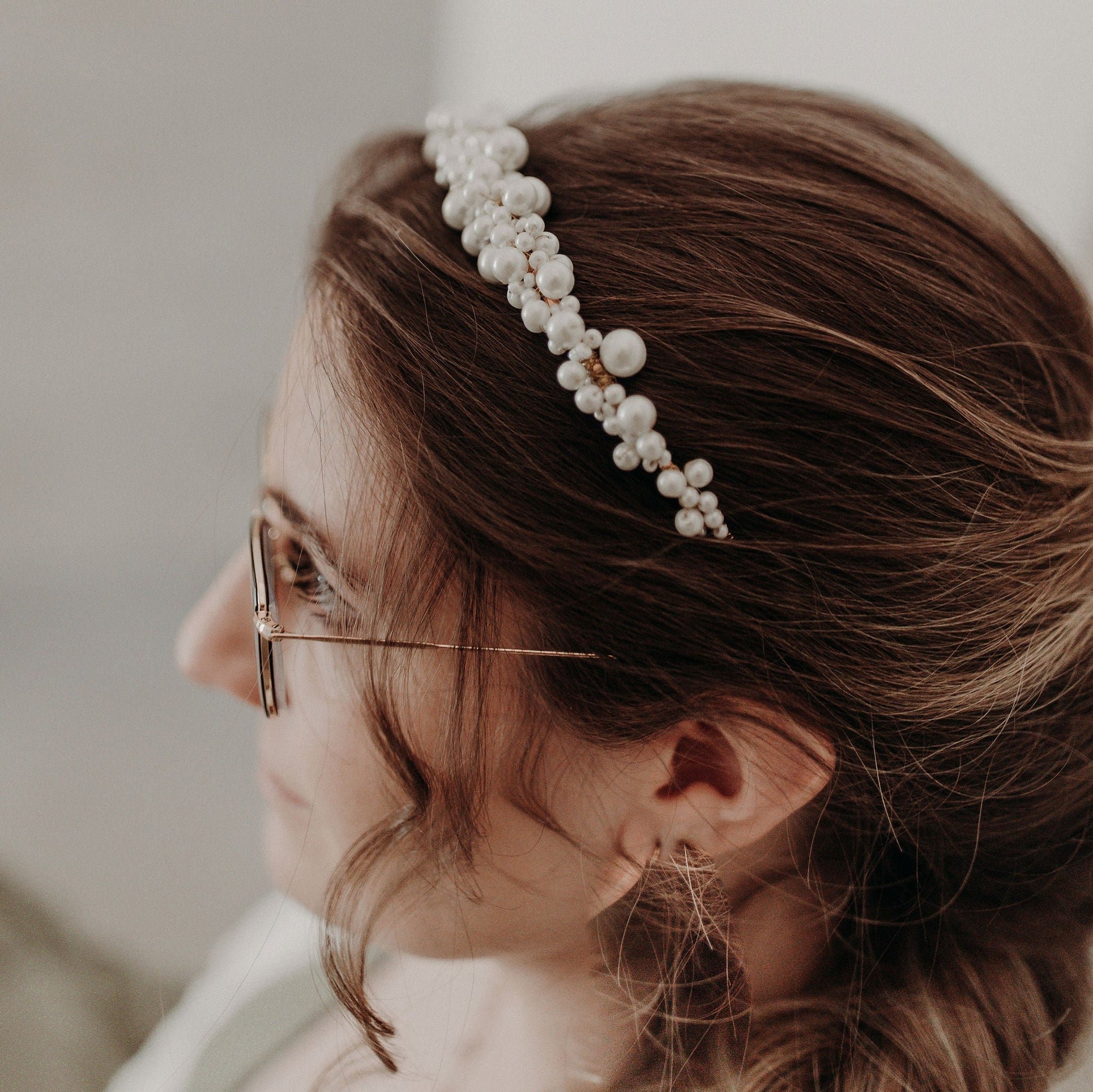 Couronne Ophelia en perles nacrées sur cheveux bruns avec une tresse