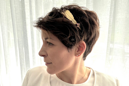 Diadème plume sur cheveux courts