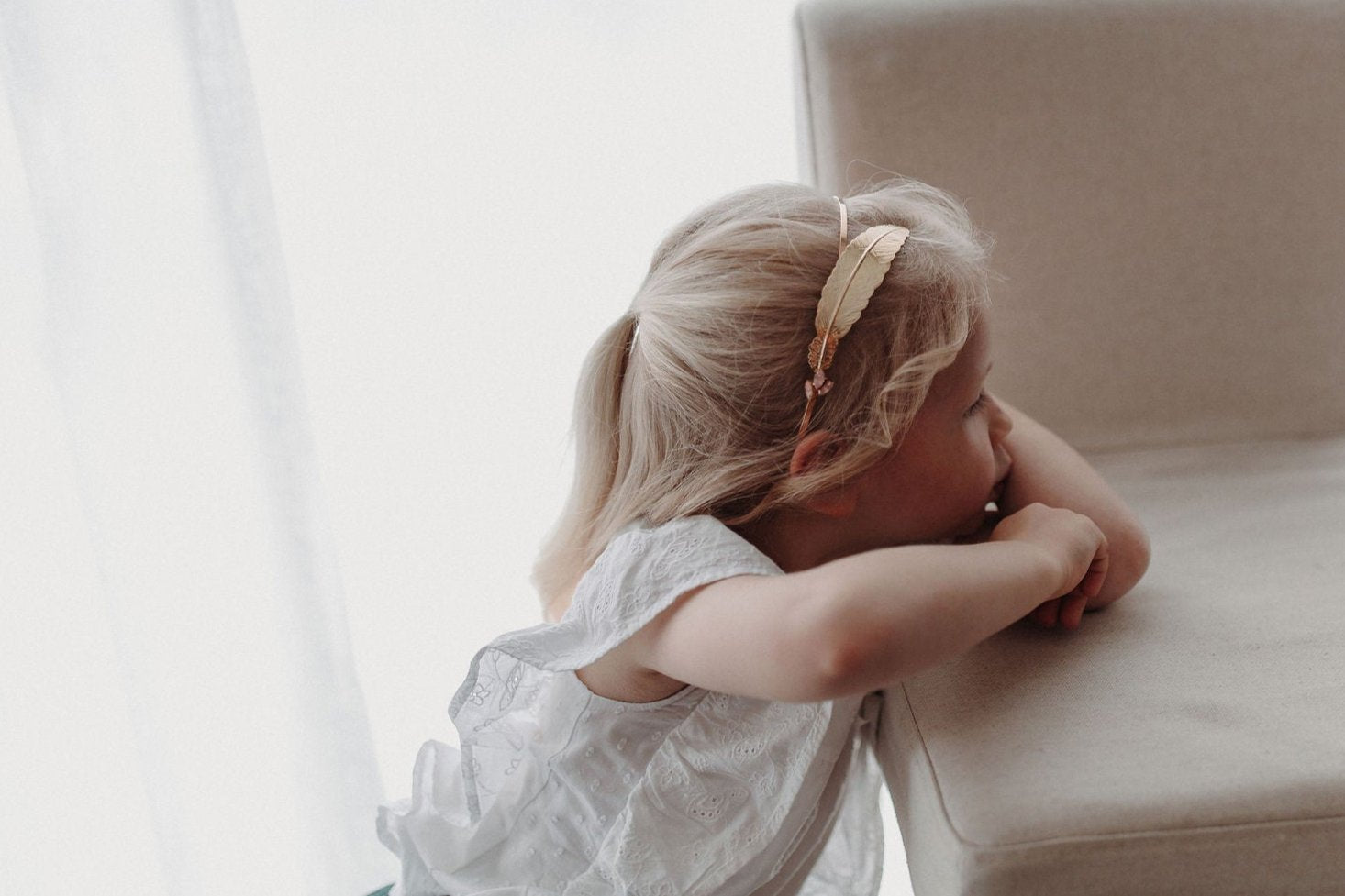 Diadème plume sur petite fille