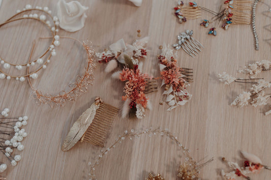 Plusieurs bijoux de cheveux Judeandclo étalés sur une table