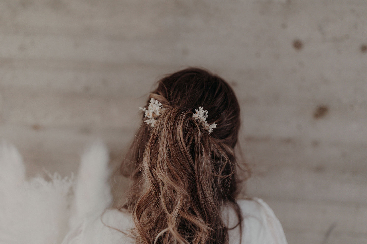 Pinettes Mayala blanc en fleurs séchées dans cheveux semi-attachés bruns