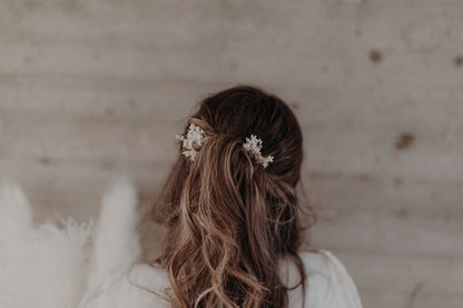 Pinettes Mayala blanc en fleurs séchées dans cheveux semi-attachés bruns