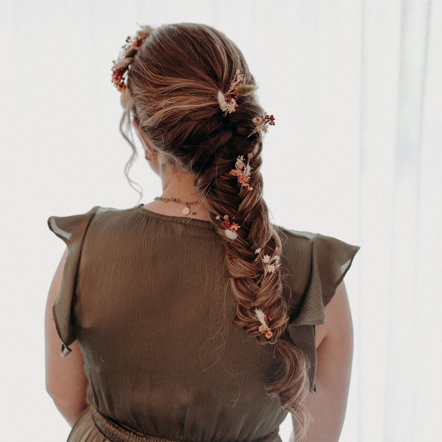 Pinettes Mayala terracotta en fleurs séchées dans cheveux bruns avec une tresse