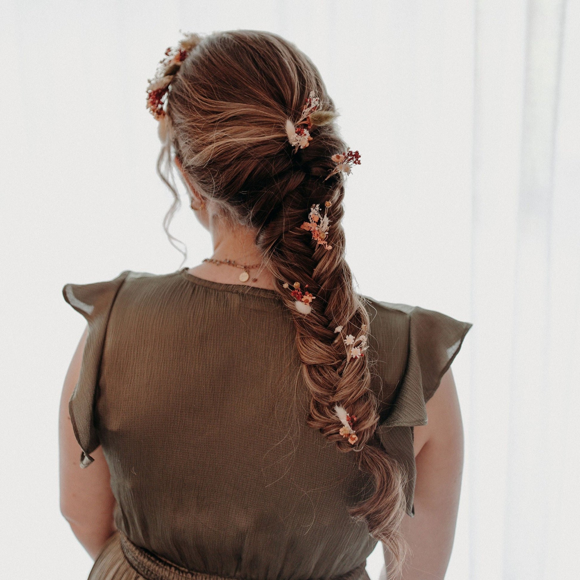 Pinettes Mayala terracotta en fleurs séchées dans cheveux bruns avec une tresse