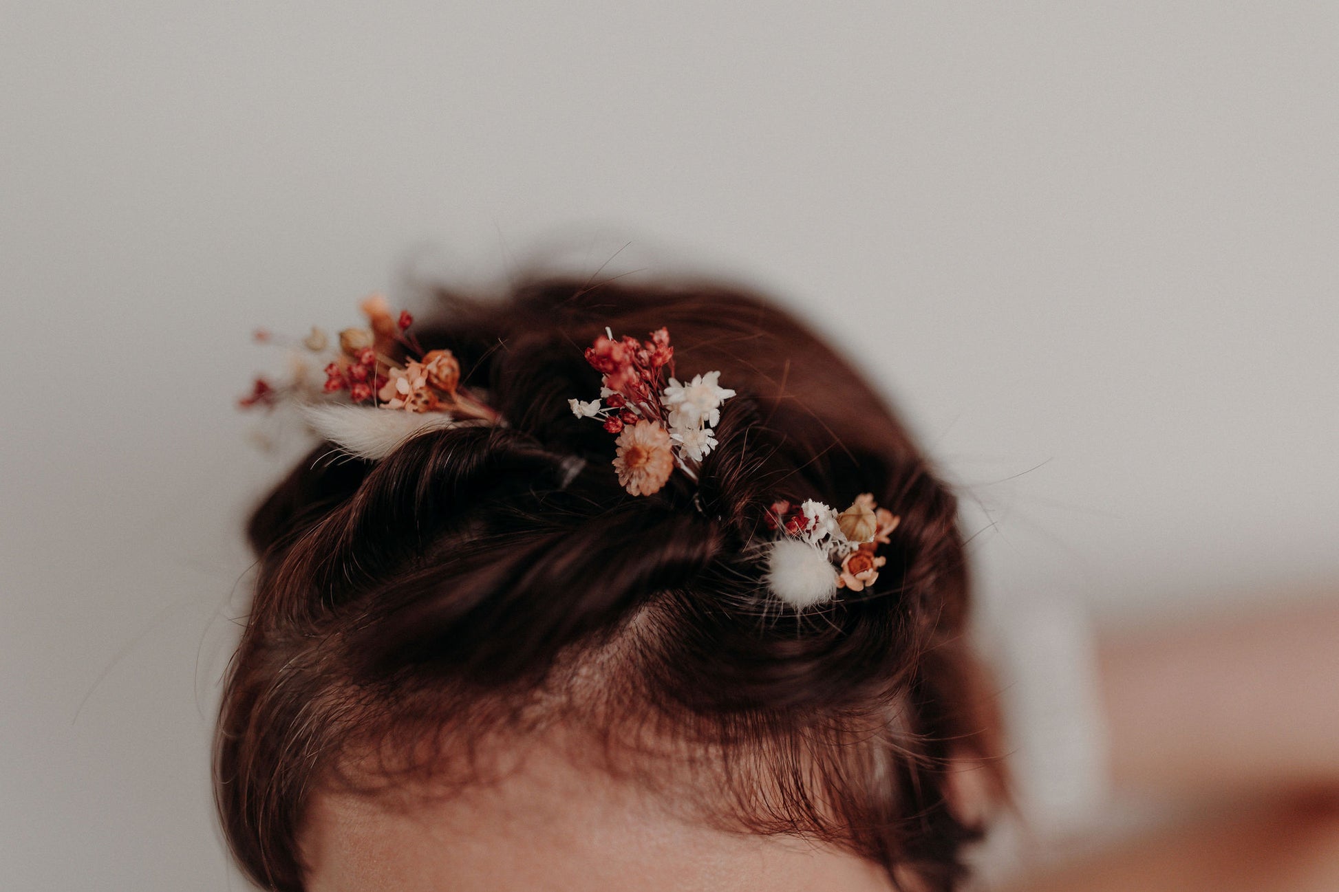 Pinettes Mayala terracotta en fleurs séchées dans cheveux courts avec tresse