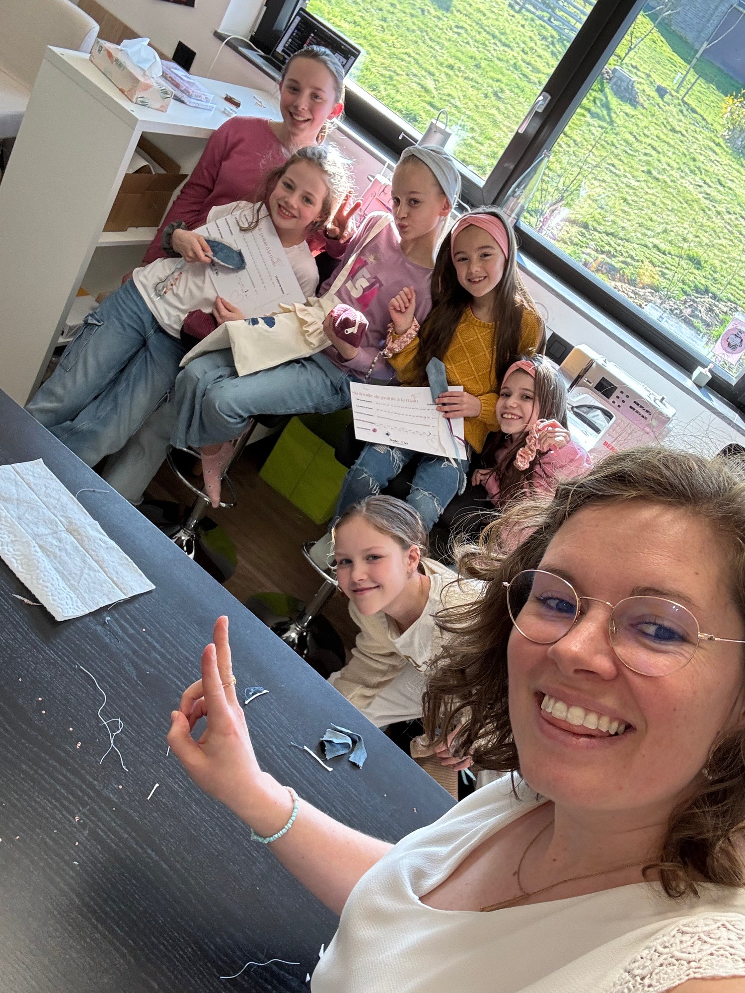 Stage de couture enfant à liege - Julie et les enfants avec leurs créations 