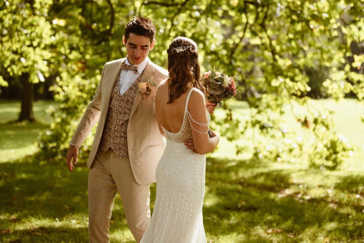 le mariage d'Astrid avec son bijou de cheveux en porcelaine blanche