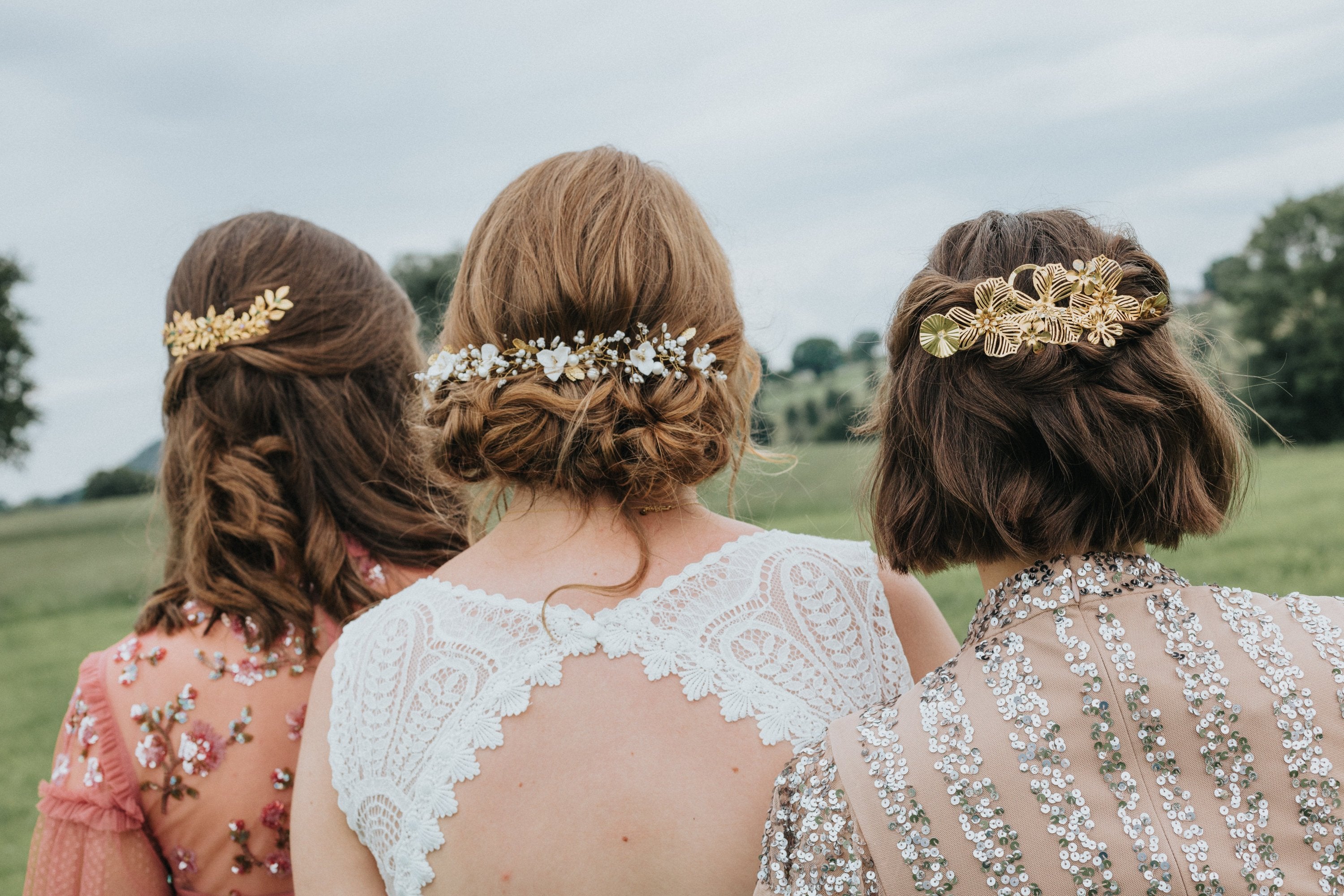 Le mariage de Lucile avec ses demoiselles d'honneur, toutes les trois avec un bijou Jude and Clo