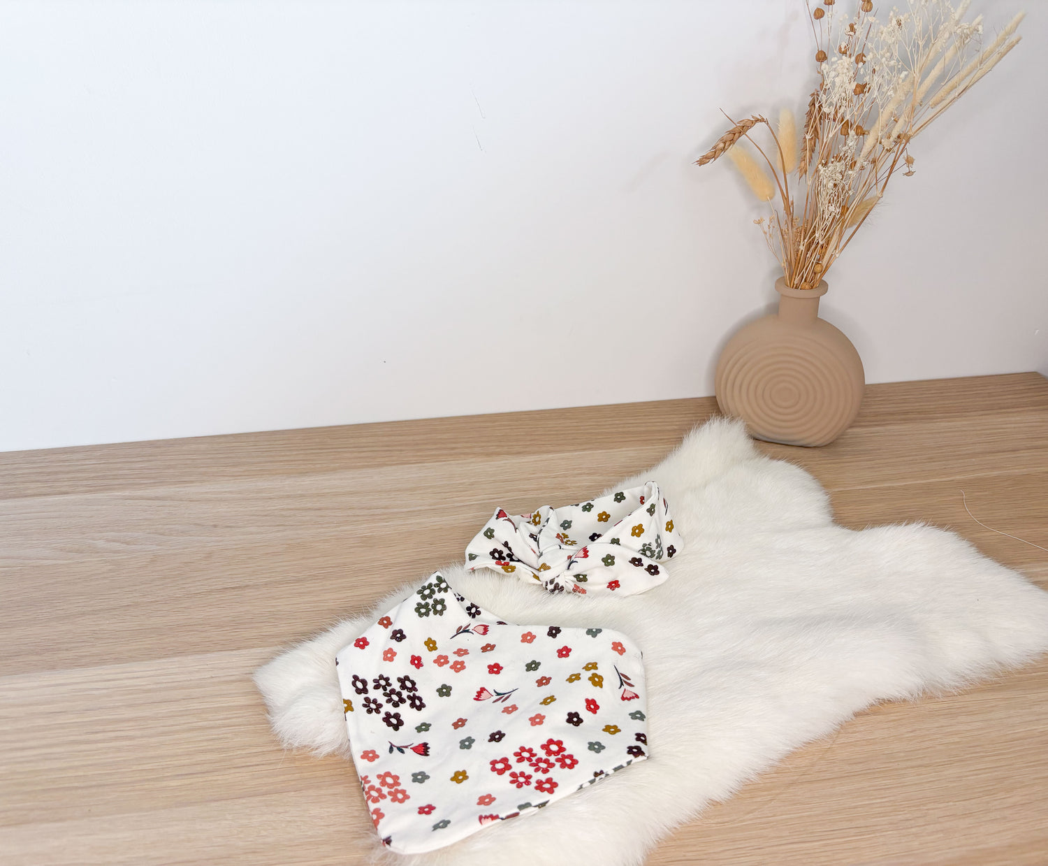 creation de couture ensemble bébé avec bonnet, bandeau et bavoir