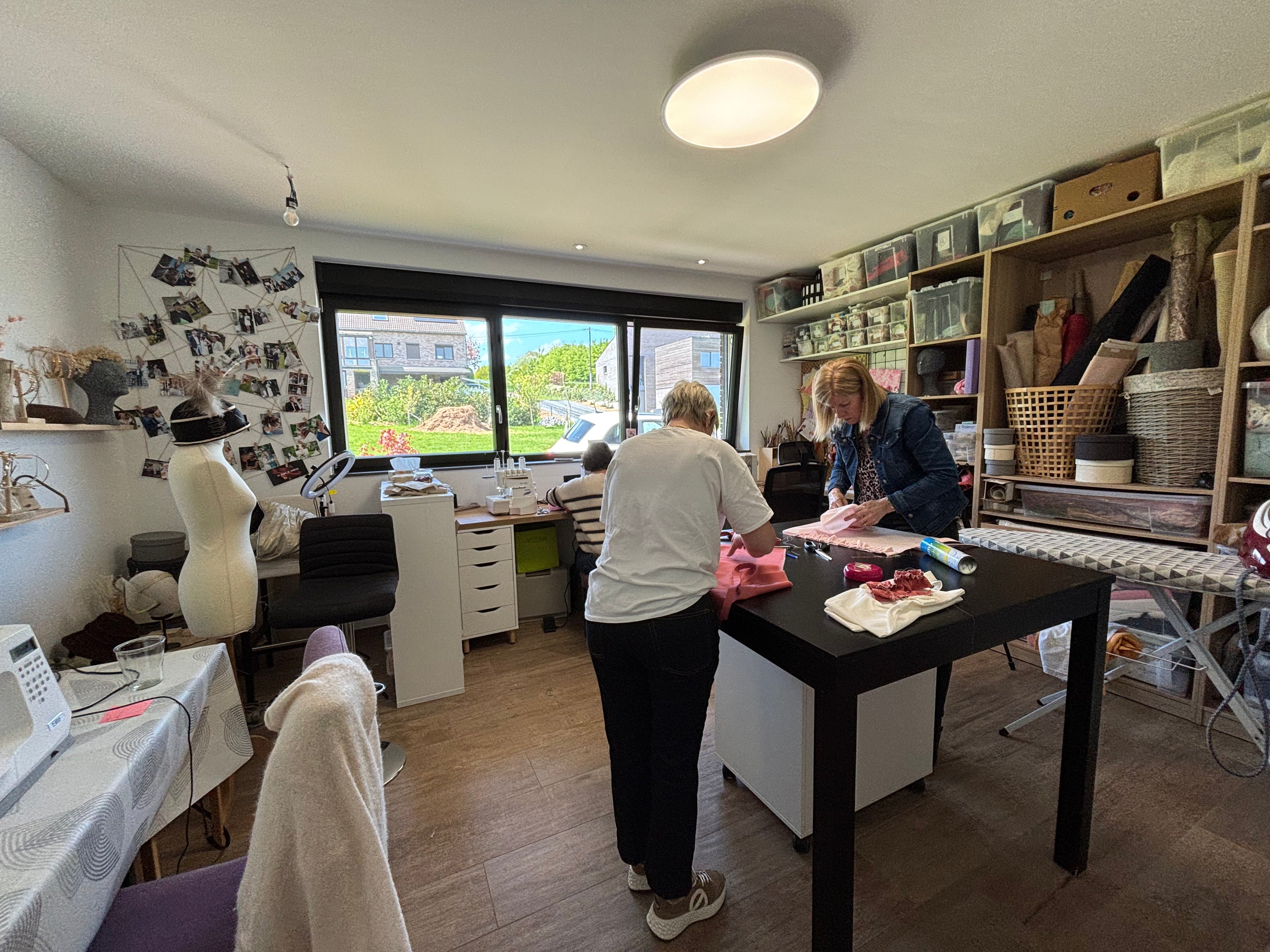 Atelier et cours de couture à Liège - les participantes au travail avec leurs créations