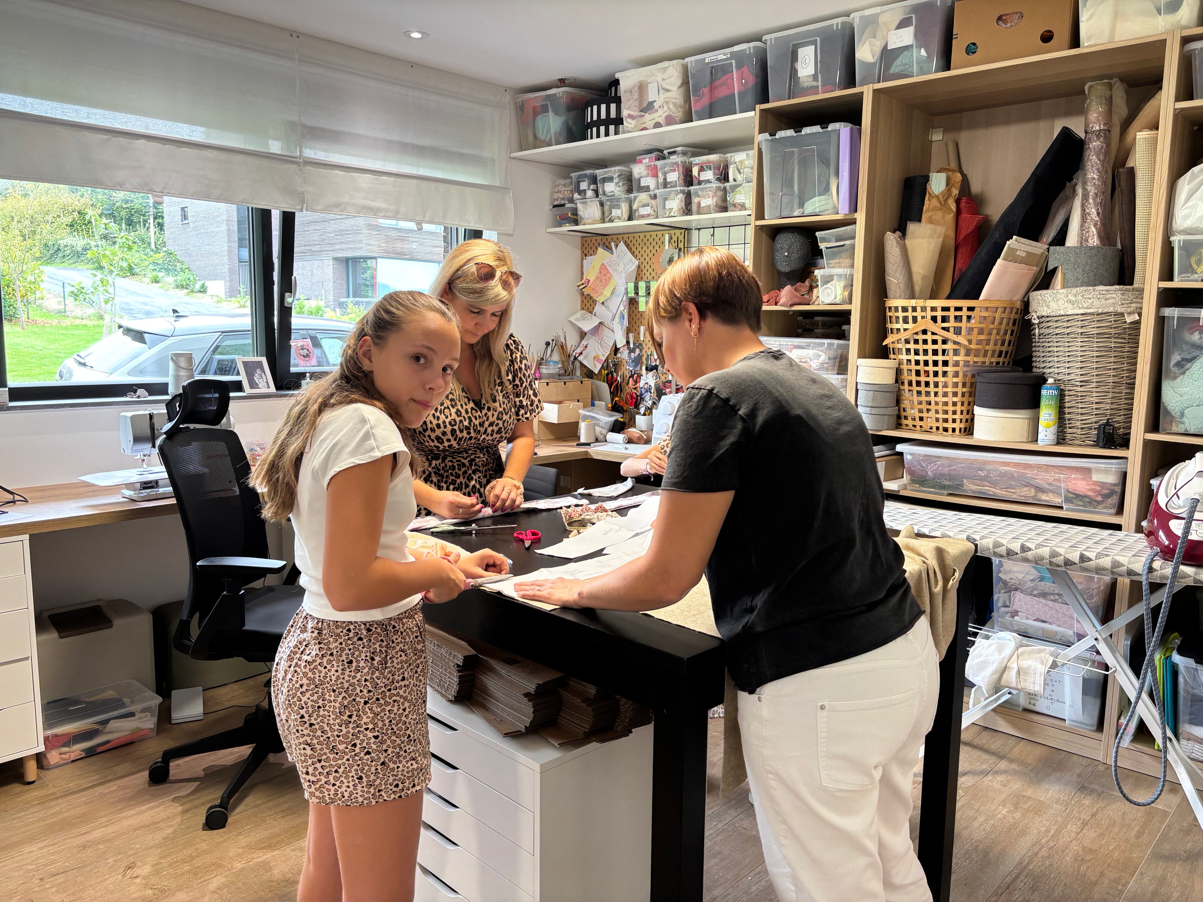 Atelier et cours de couture à Liège - mères et filles au travail avec leurs créations