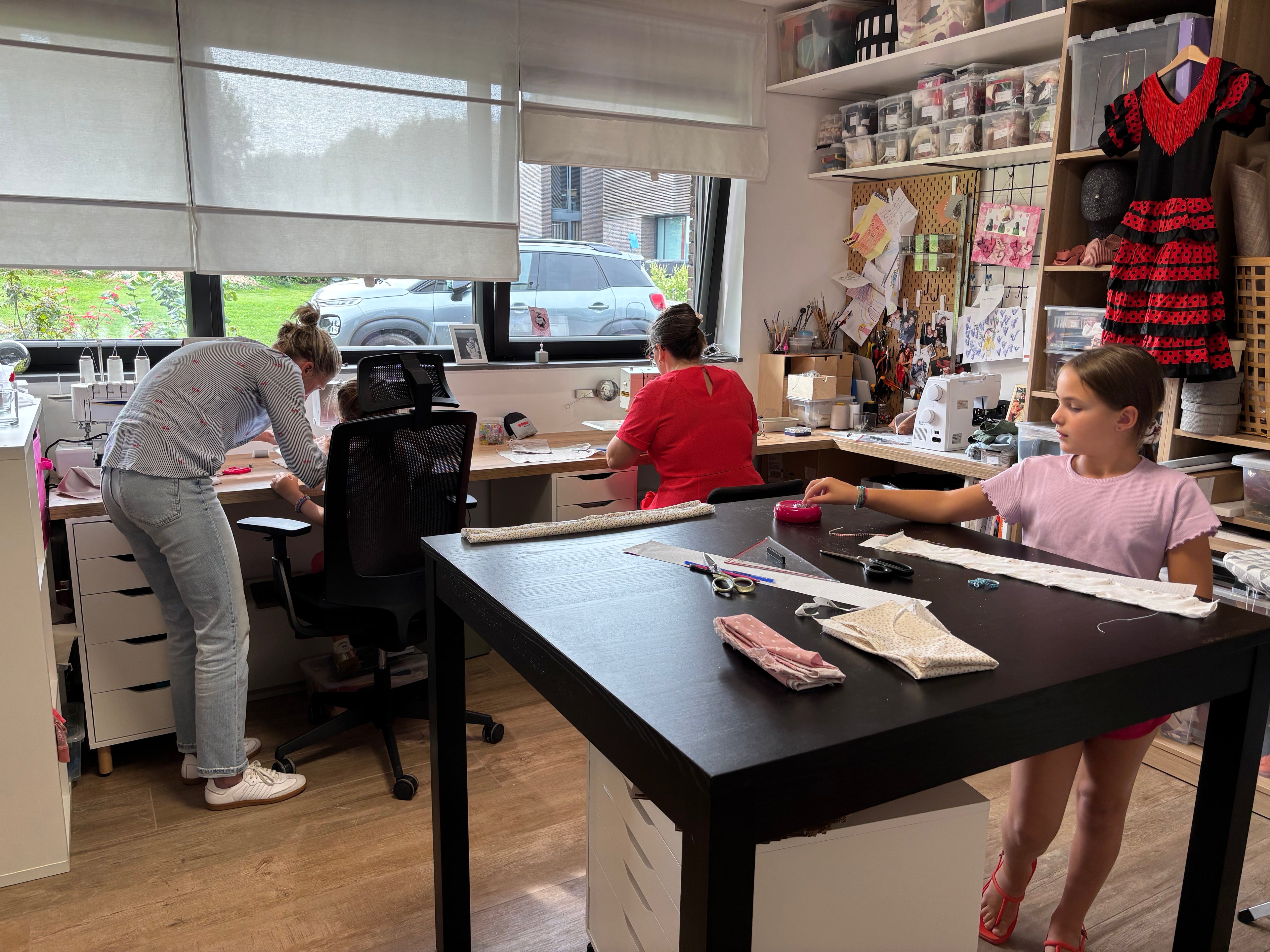 Atelier et cours de couture à Liège - parents et enfants au travail avec leurs créations