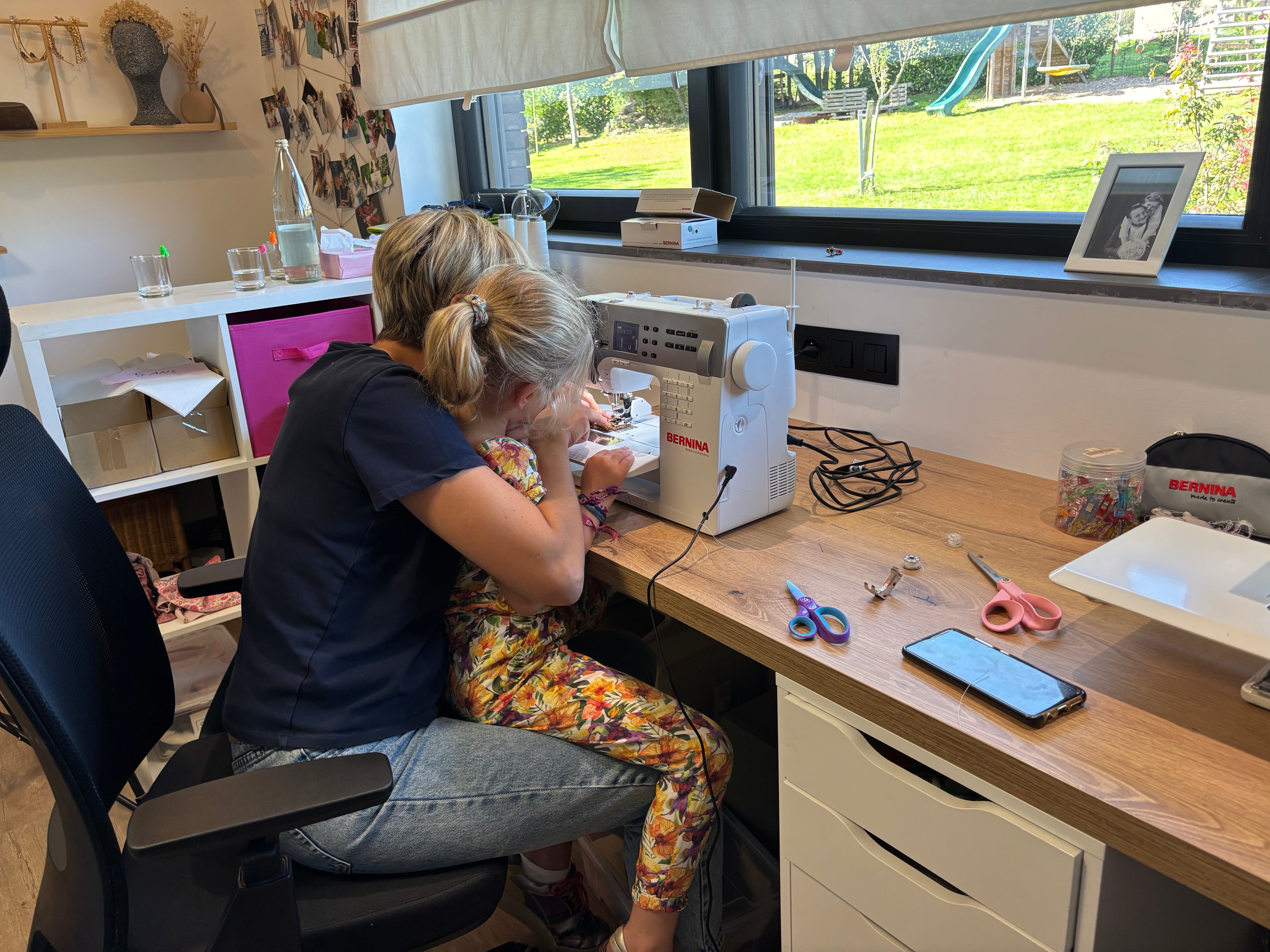 Atelier et cours de couture à Liège - une maman et sa fille qui cousent devant la machine à coudre
